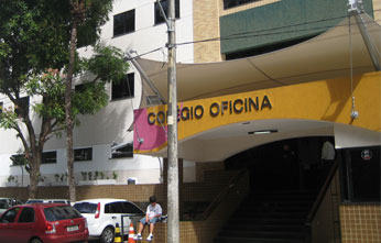 Duas alunas chamaram a atenção com um beijo gay na porta do Colégio Oficina.  Foto: Lorena Caliman